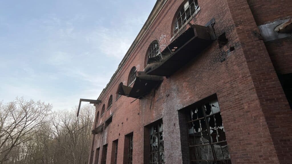 an old brick building with a broken window